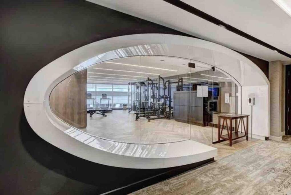 Mind Blowing City View - 2 Beds - Pool & Spa - Downtown مونتريال المظهر الخارجي الصورة