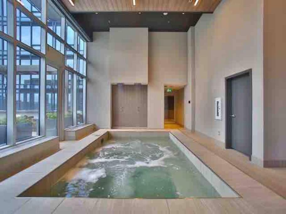 Mind Blowing City View - 2 Beds - Pool & Spa - Downtown مونتريال المظهر الخارجي الصورة